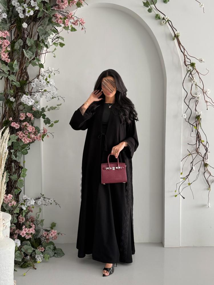 عباية عباية D6028 - بقماش كريب ملكي تدخيلات دانتل من الجوانب - اسود