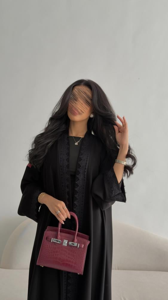 عباية D6021 - بقماش كريب ملكي بدانتل بالياقة والاكمام - اسود