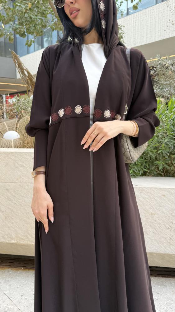 عباية D70037 -  بقماش كريب كوبرا بتطريز انيق ورد من عند الصدر - بني
