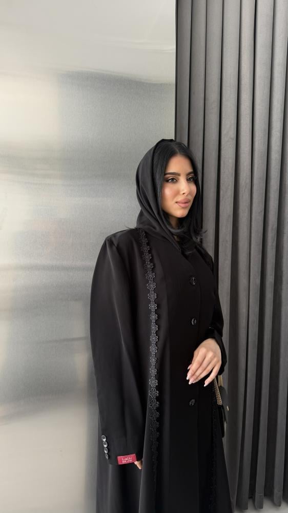 عباية D70041 - بليزر بقماش سراميك  مزين بكلفة من الامام بازرة قصة ايه لاين  - اسود