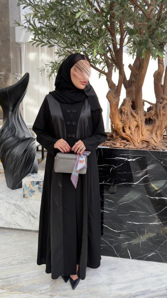 عباية D70054 - بقماش كريب كوبرا بتدخيلات تفتة مزين بازرة - اسود