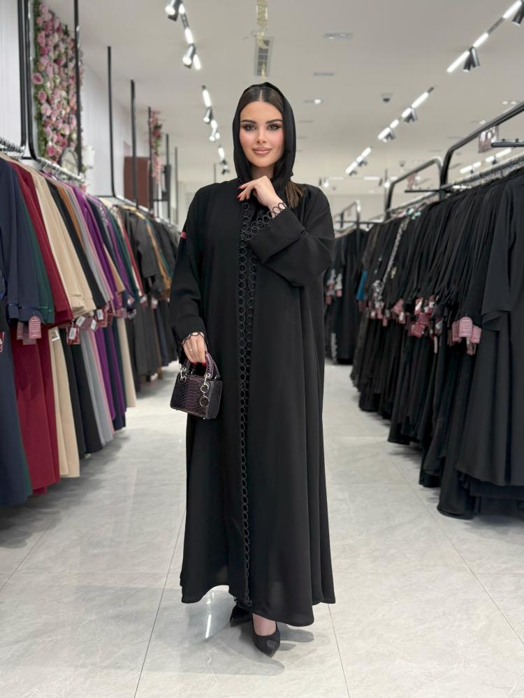 عباية D909 - بقماش كريب ملكي بقيطان بالياقة والاكمام نص كلوش - اسود