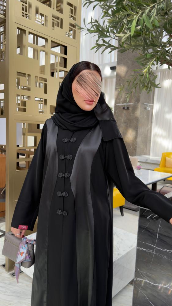 عباية D70054 - بقماش كريب كوبرا بتدخيلات تفتة مزين بازرة - اسود