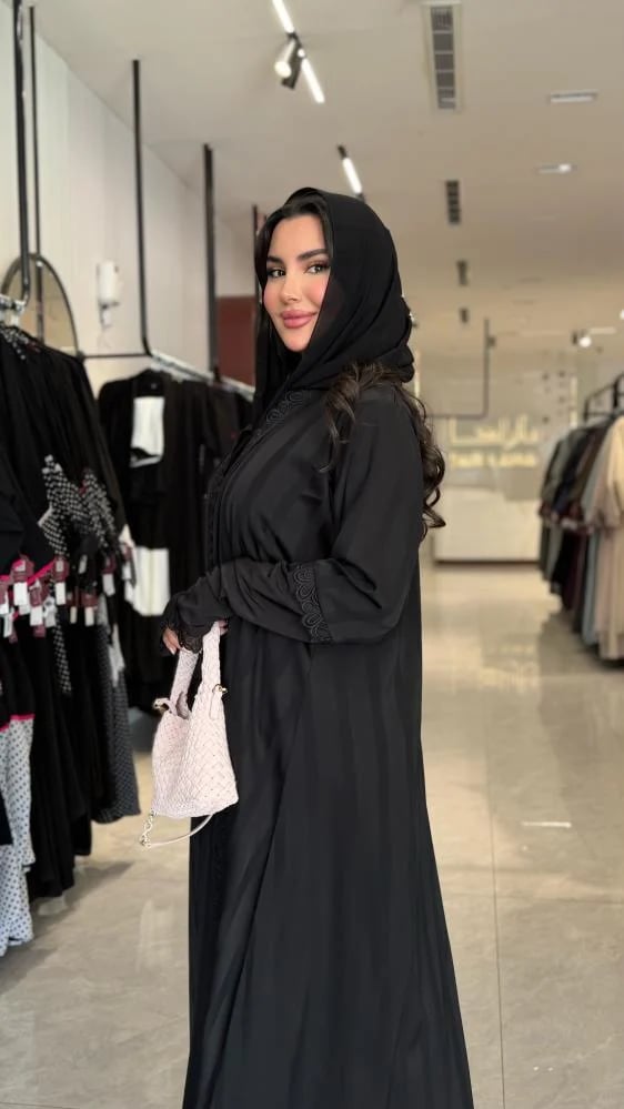 عباية D6007 - بقماش حرير ارمني مقلم نص كلوش كم استرتش بصمة اصبع - اسود