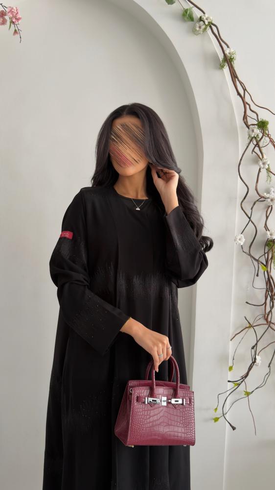 عباية D5145 - عباية بقماش كريب كوبرا بتطريز وكرستال - اسود
