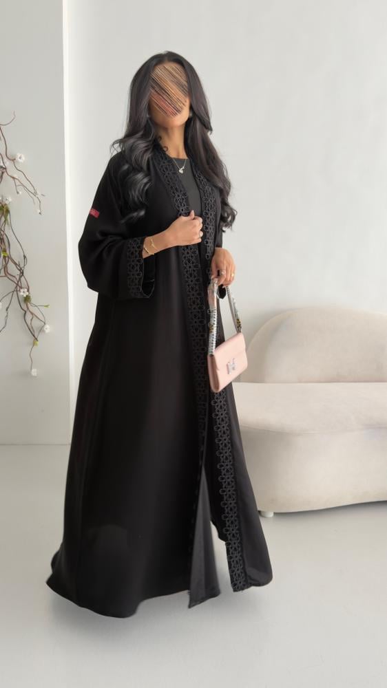 عباية D6020 - بقماش كريب ملكي بجبير بالياقة والاكمام - اسود