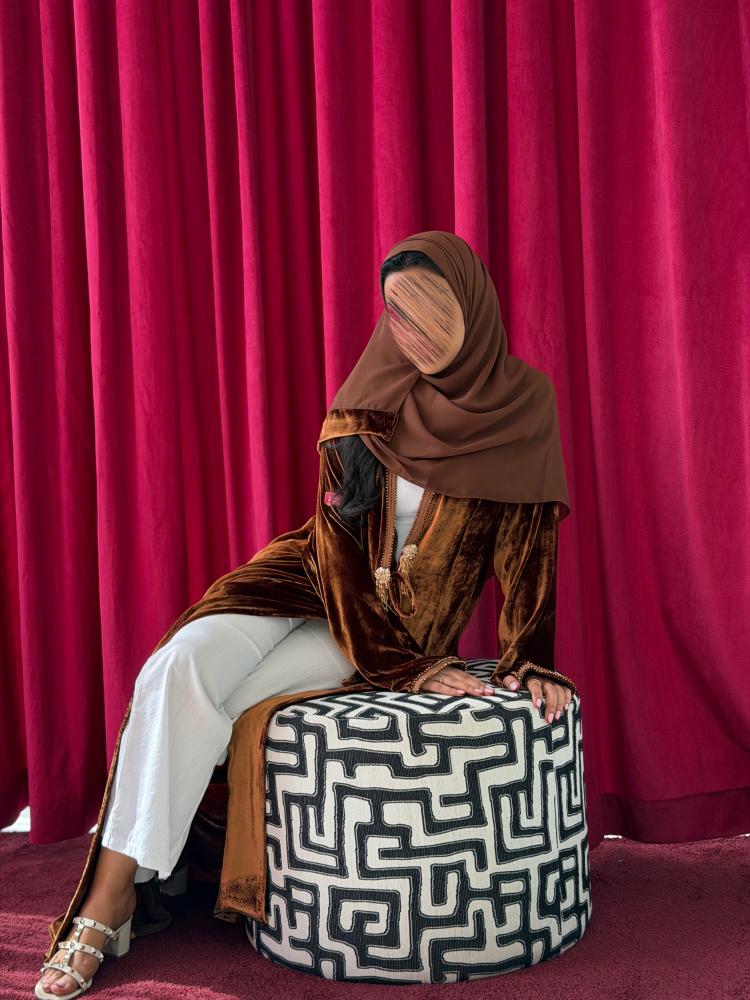 عباية D70075 - بقماش مخمل بيور سلك مزين بشك على الياقة ينتهي بدندوش شك يضفي عليها لمسة فخمة وبارزة نص بشت  - ذهبي