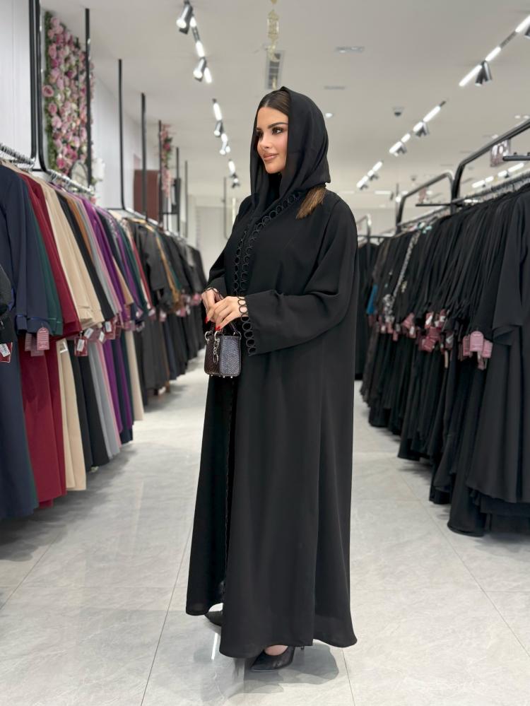 عباية D909 - بقماش كريب ملكي بقيطان بالياقة والاكمام نص كلوش - اسود