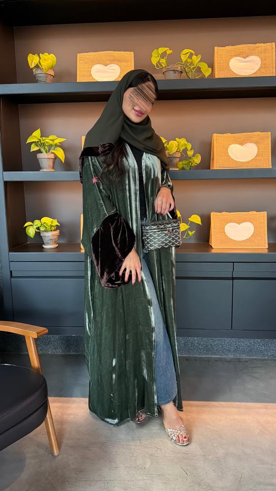 عباية D70061 - بقماش مخمل بيور سلك نصف بشت زيتوني اكمام وسيعة بني