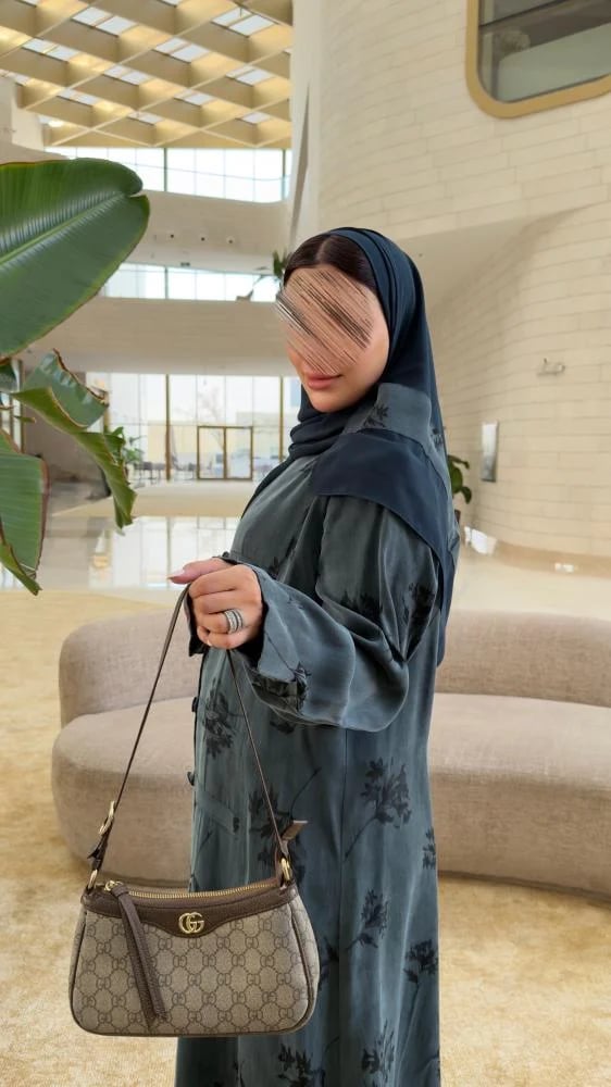 عباية D70051 - بقماش حرير تركي بنقوش اوراق قصة ايه لاين مزبن بازرة من الامام - ازرق زيتي