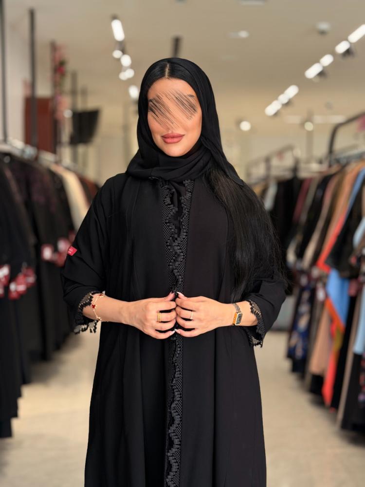 عباية D5107 - بقماش كريب ملكي بدانتل بالياقة والاكمام - اسود