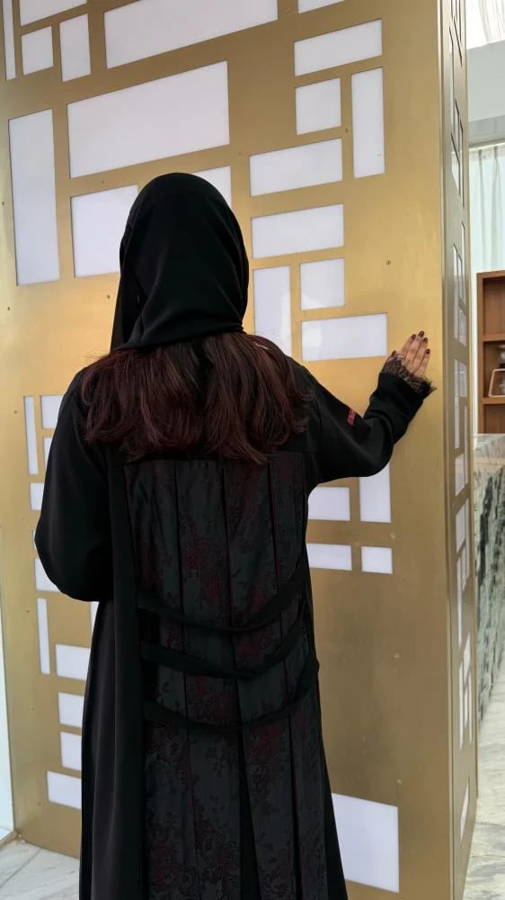 عباية D6029 - بقماش كريب ملكي مميز بتدخيلات دانتل من الخلف - عنابي