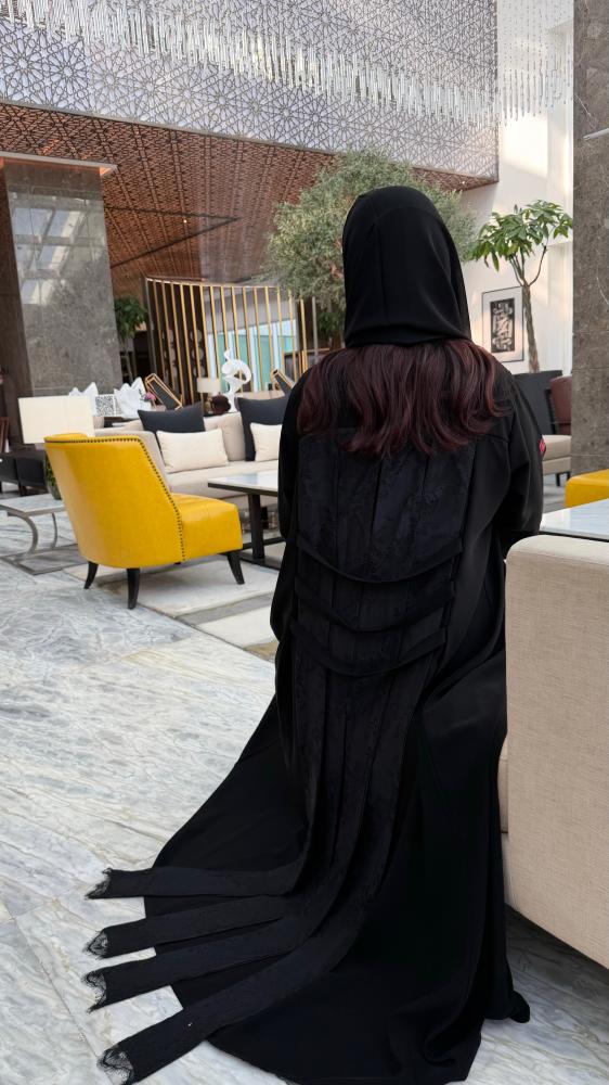 عباية D6029 - بقماش كريب ملكي مميز بتدخيلات دانتل من الخلف - اسود