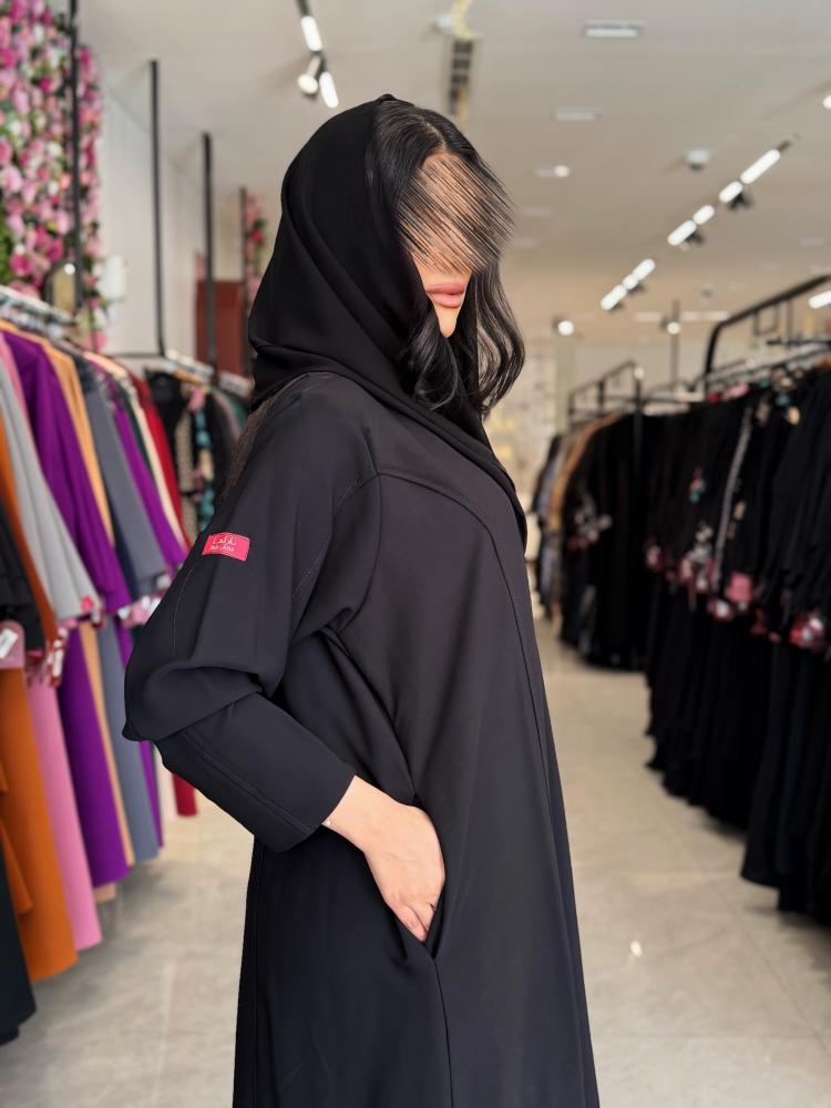 عباية D905 بقماش انترنت نص كلوش بجيوب جانبية - اسود