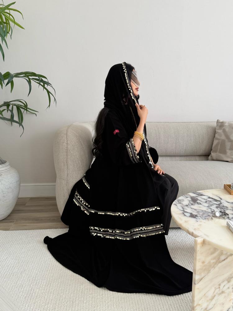 عباية D799 - (كولكشن التاسيس) بقماش ملكي تدخيلات تطريز وترتر تحديد ذهبي