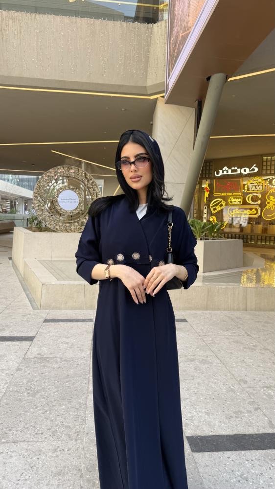 عباية D70037 -  بقماش كريب كوبرا بتطريز انيق ورد من عند الصدر - كحلي