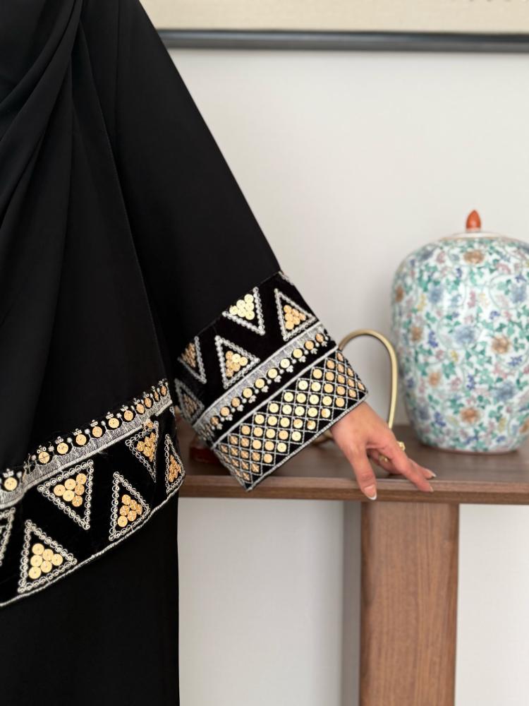 عباية D800 - (كولكشن التاسيس)  بقماش ملكي مع ترتر وتطريز -  ذهبي