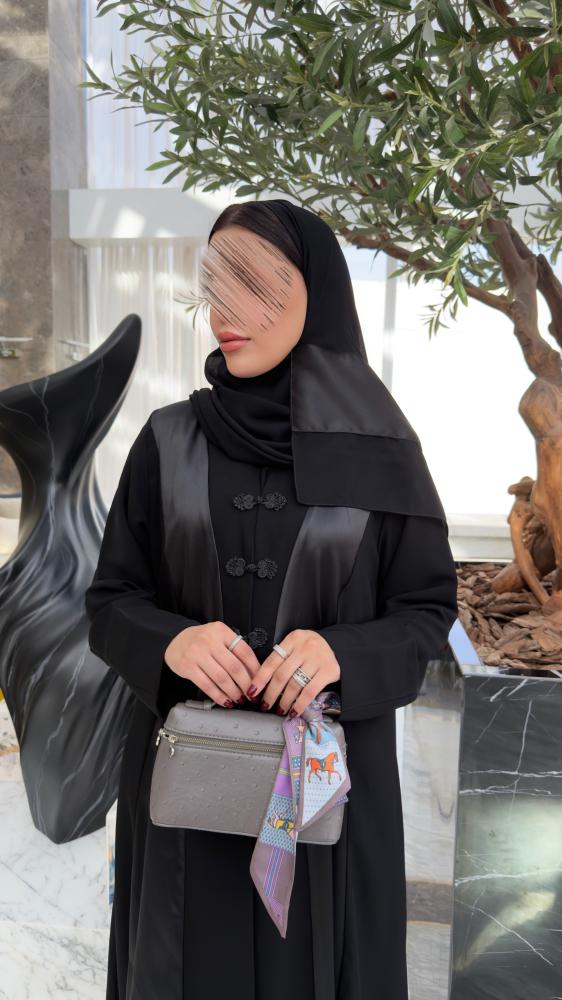 عباية D70054 - بقماش كريب كوبرا بتدخيلات تفتة مزين بازرة - اسود