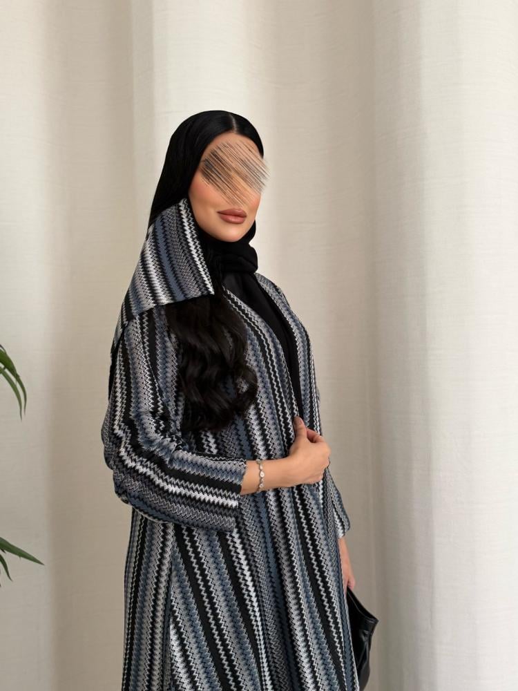 عبايه D5060 - قماش ميسوني ربع كلوش دبل فيس مقلم اسود مع رصاصي