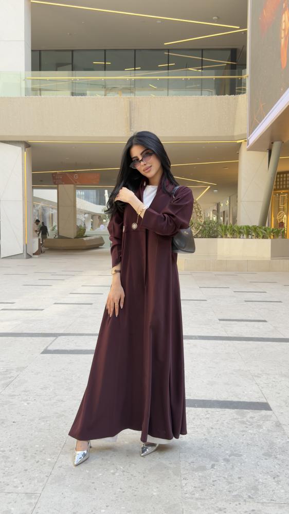 عباية D70037 - بقماش كريب كوبرا بتطريز انيق ورد من عند الصدر - عنابي