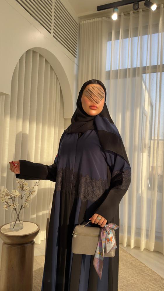 عباية D70026 - بقماش كريب كوبرا بتدخيلات  كلفة دانتل بالنص والاكمام ربع كلوش - كحلي