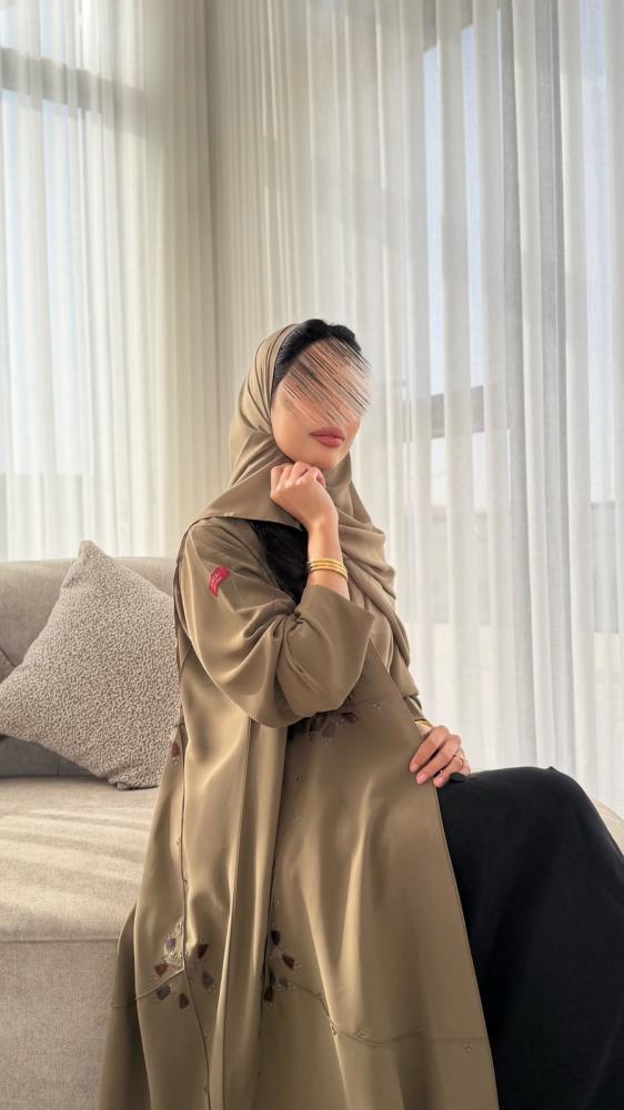 عباية D913 - بقماش حرير بتطريز انيق قصة عادية - زيتوني