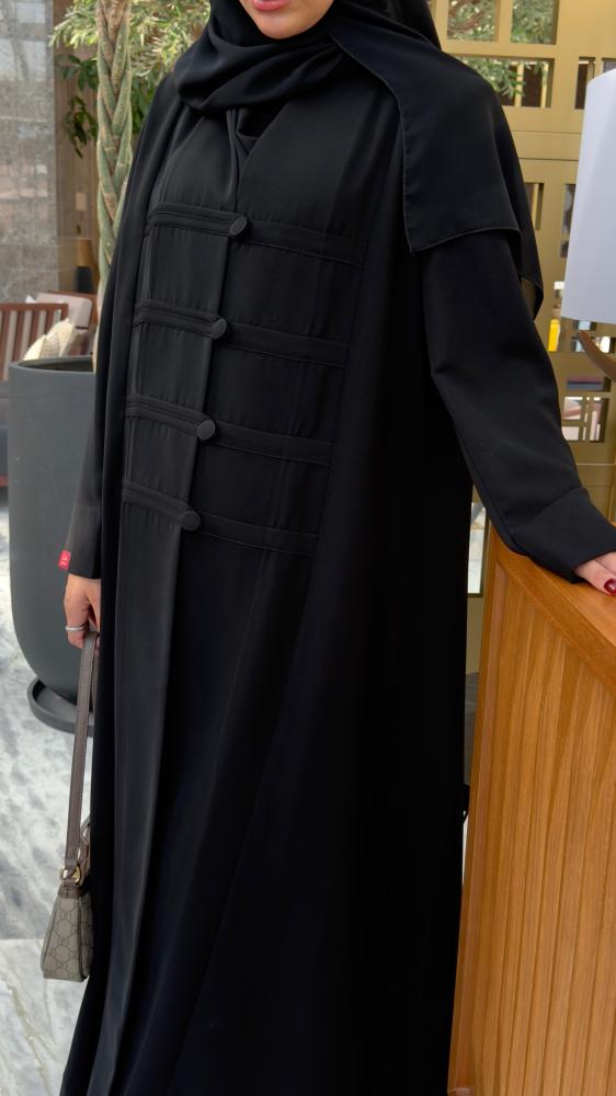 عباية D70053 - بليزر بقماش كريب كوبرا مزين بازرة ربع كلوش - اسود
