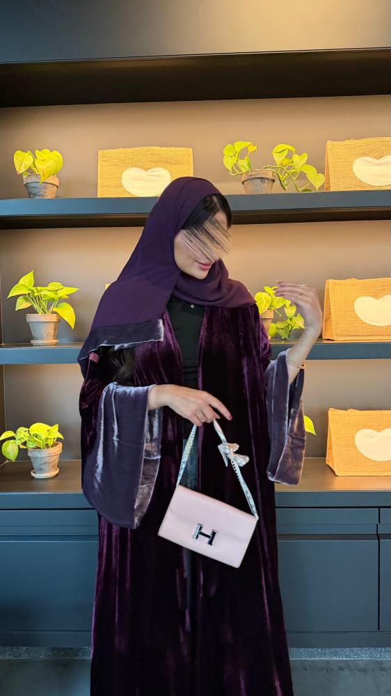 عباية D70061 - بقماش مخمل بيور سلك نصف بشت موف اكمام وسيعة باذنجاني
