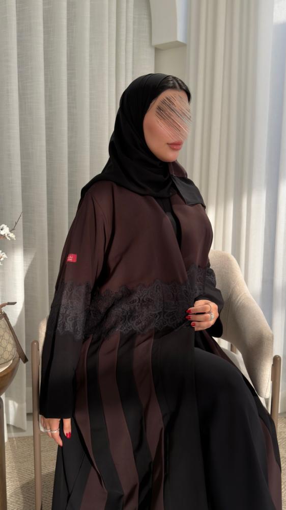 عباية D70026 - بقماش كريب كوبرا بتدخيلات  كلفة دانتل بالنص والاكمام ربع كلوش - بني