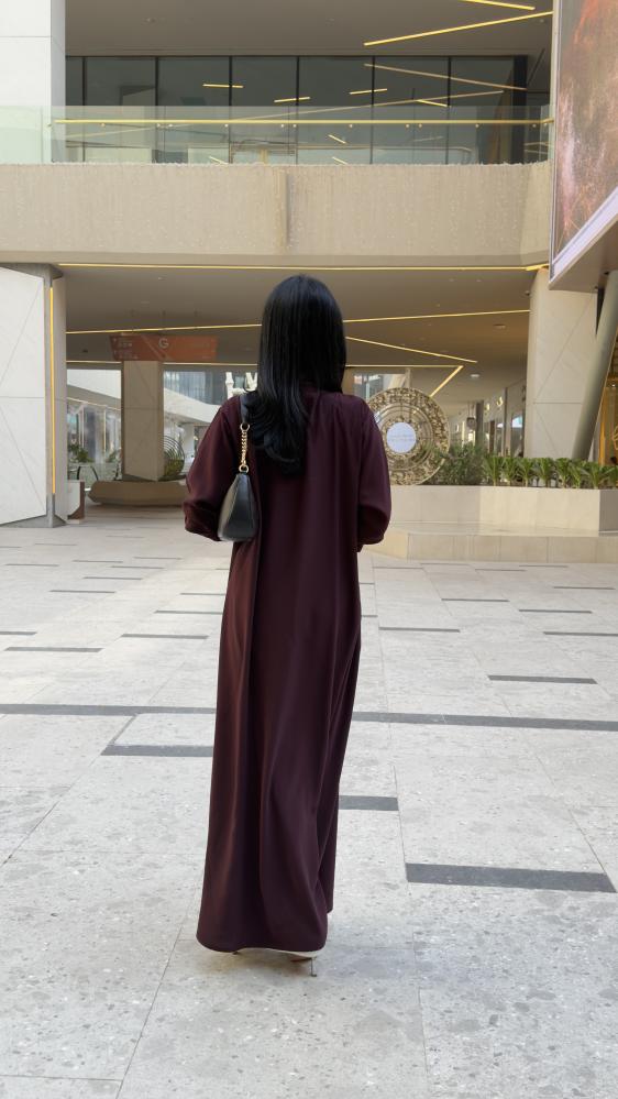 عباية D70037 - بقماش كريب كوبرا بتطريز انيق ورد من عند الصدر - عنابي