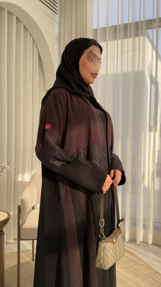 عباية D70026 - بقماش كريب كوبرا بتدخيلات  كلفة دانتل بالنص والاكمام ربع كلوش - بني