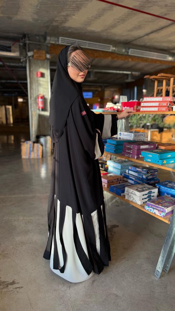 عباية عباية D5142 - عباية بقماش كريب كوبرا مع نواعم من تحت نص بشت -  بيج