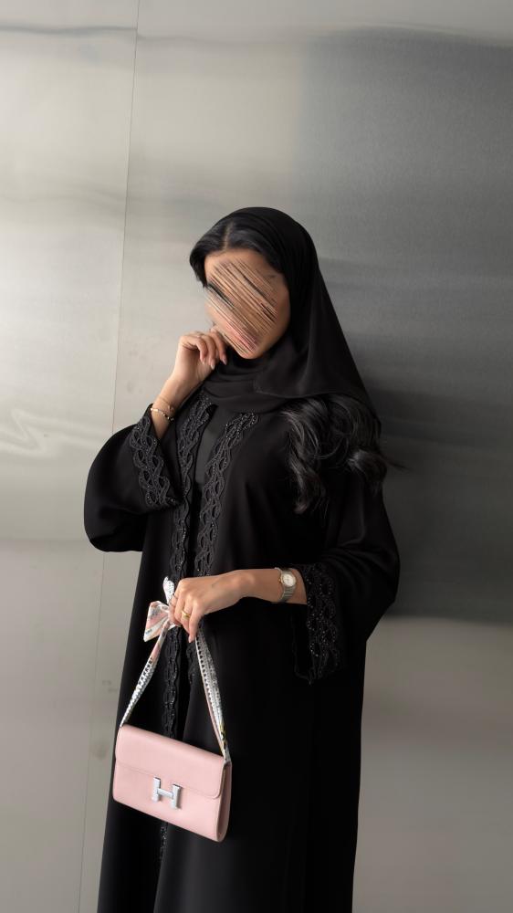 عباية D6026 - بقماش كريب ملكي بكلفة انيقة متعرجة بالياقة والاكمام بفصوص - اسود