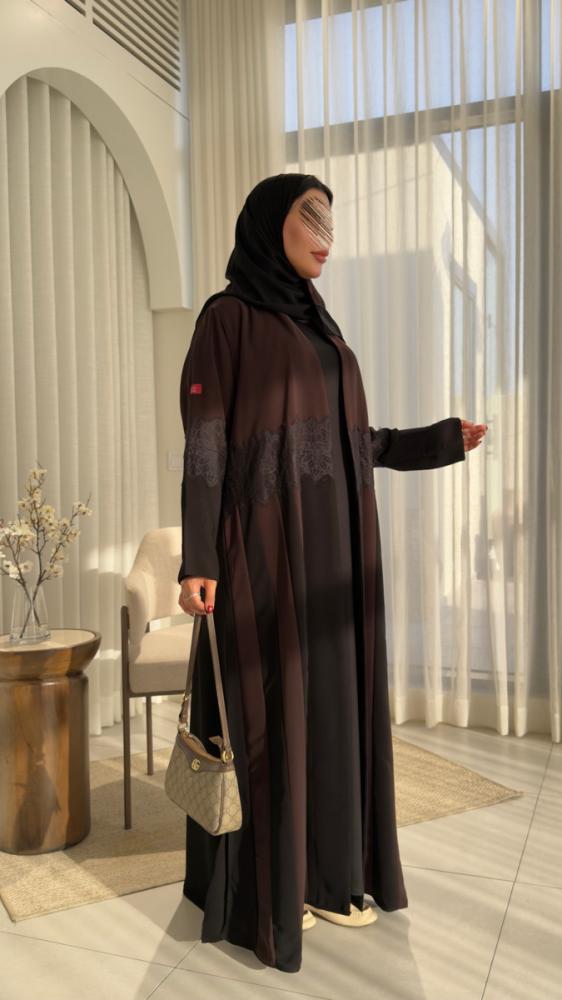 عباية D70026 - بقماش كريب كوبرا بتدخيلات  كلفة دانتل بالنص والاكمام ربع كلوش - بني