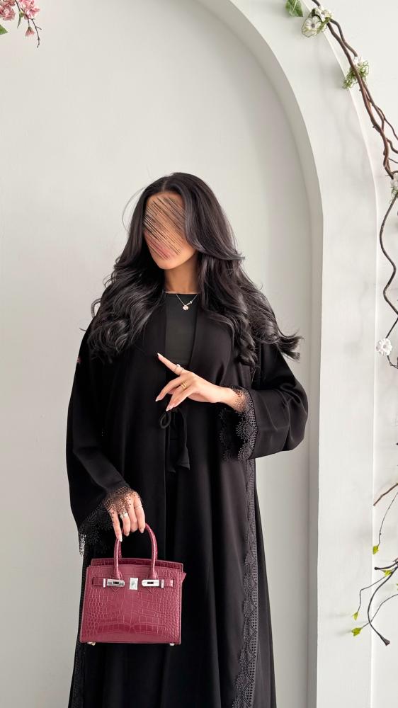 عباية عباية D6028 - بقماش كريب ملكي تدخيلات دانتل من الجوانب - اسود