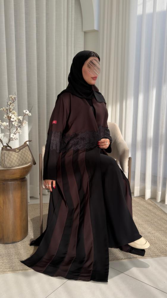 عباية D70026 - بقماش كريب كوبرا بتدخيلات  كلفة دانتل بالنص والاكمام ربع كلوش - بني