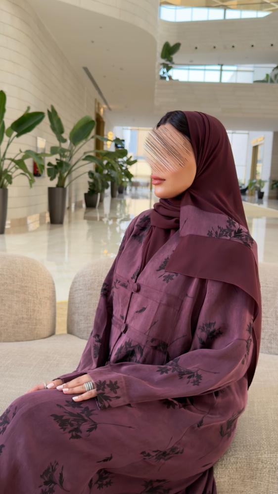 عباية D70051 - بقماش حرير تركي بنقوش اوراق قصة ايه لاين مزبن بازرة من الامام - عنابي