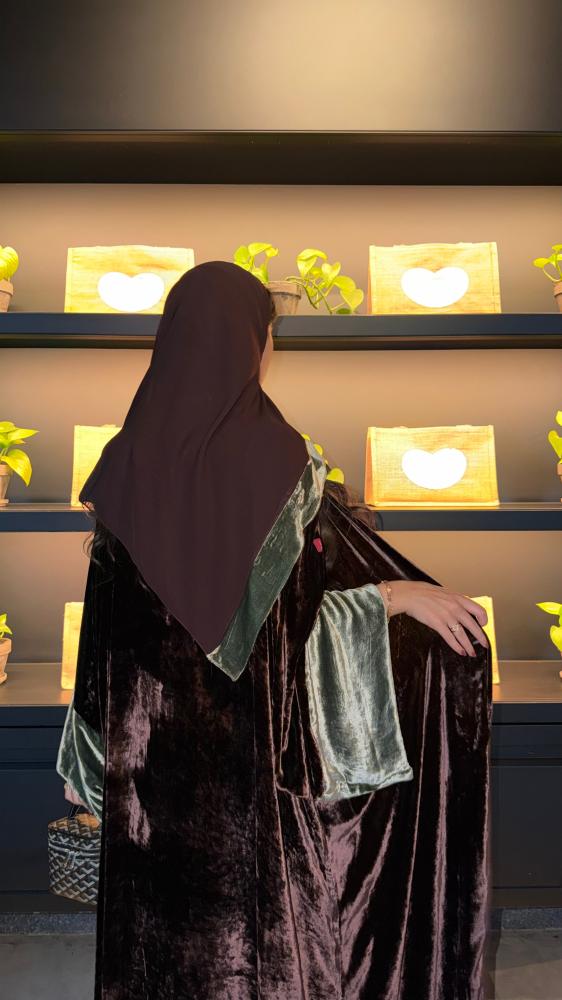 عباية D70061 - بقماش مخمل بيور سلك نصف بشت بني اكمام وسيعة زيتوني