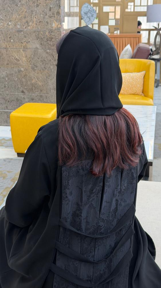 عباية D6029 - بقماش كريب ملكي مميز بتدخيلات دانتل من الخلف - اسود