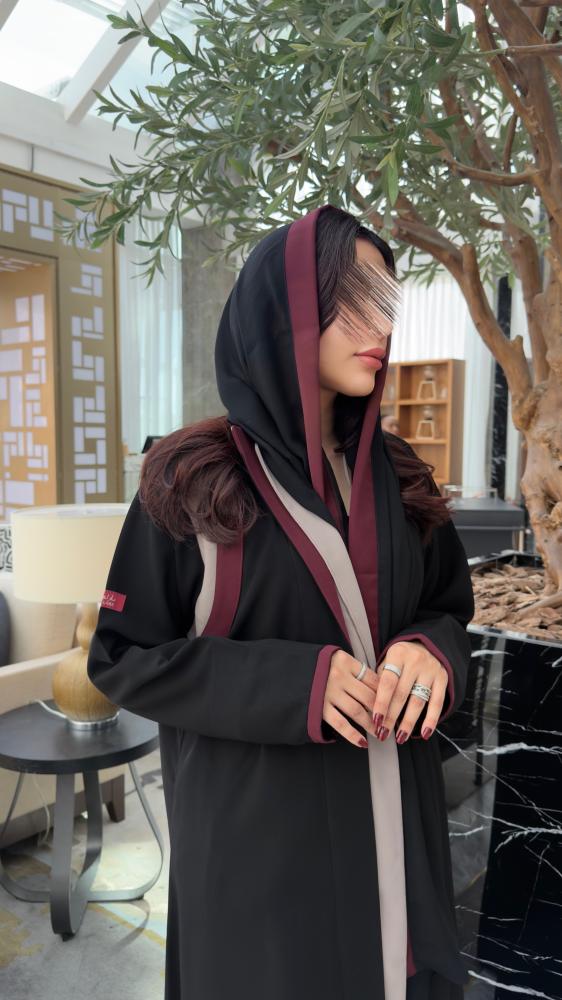 عباية D70027 - بقماش كريب كوبرا بتدخيلات مميزة بالكتف الايمن وبياقة انيقة طبقتين -  بيج مع عنابي