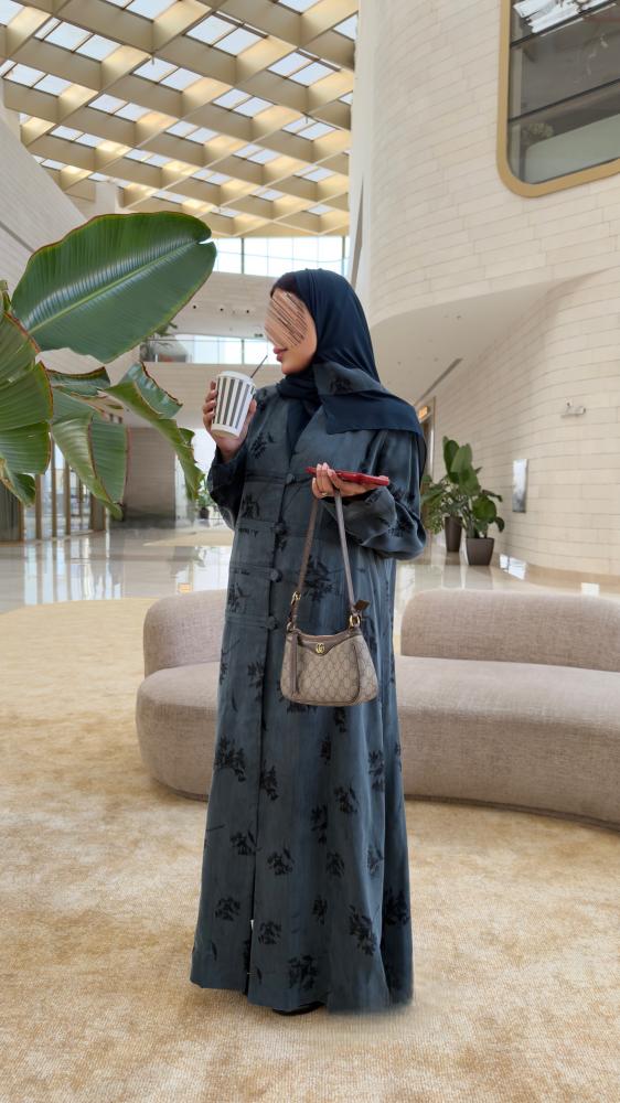 عباية D70051 - بقماش حرير تركي بنقوش اوراق قصة ايه لاين مزبن بازرة من الامام - ازرق زيتي
