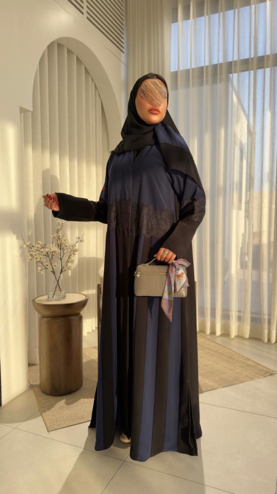 عباية D70026 - بقماش كريب كوبرا بتدخيلات  كلفة دانتل بالنص والاكمام ربع كلوش - كحلي