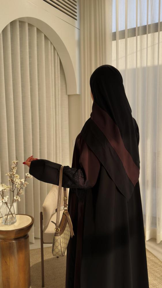 عباية D70026 - بقماش كريب كوبرا بتدخيلات  كلفة دانتل بالنص والاكمام ربع كلوش - بني
