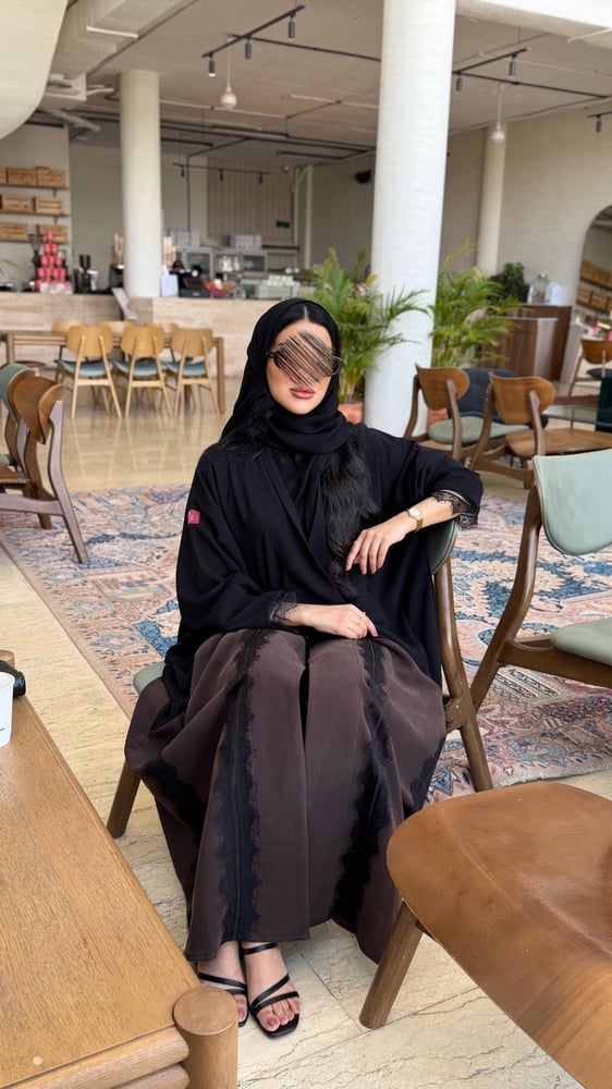عباية D5044 - بقماش كوبرا خفيف مع حرير مغسول نص بشت  -  بني غامق