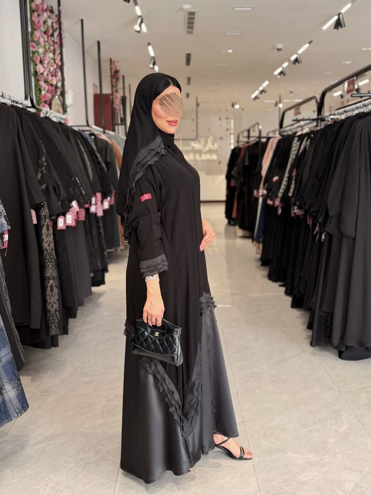 عباية D992 - نص كلوش بقماش كريب ملكي مع تفتة من تحت مزين بلولو - اسود