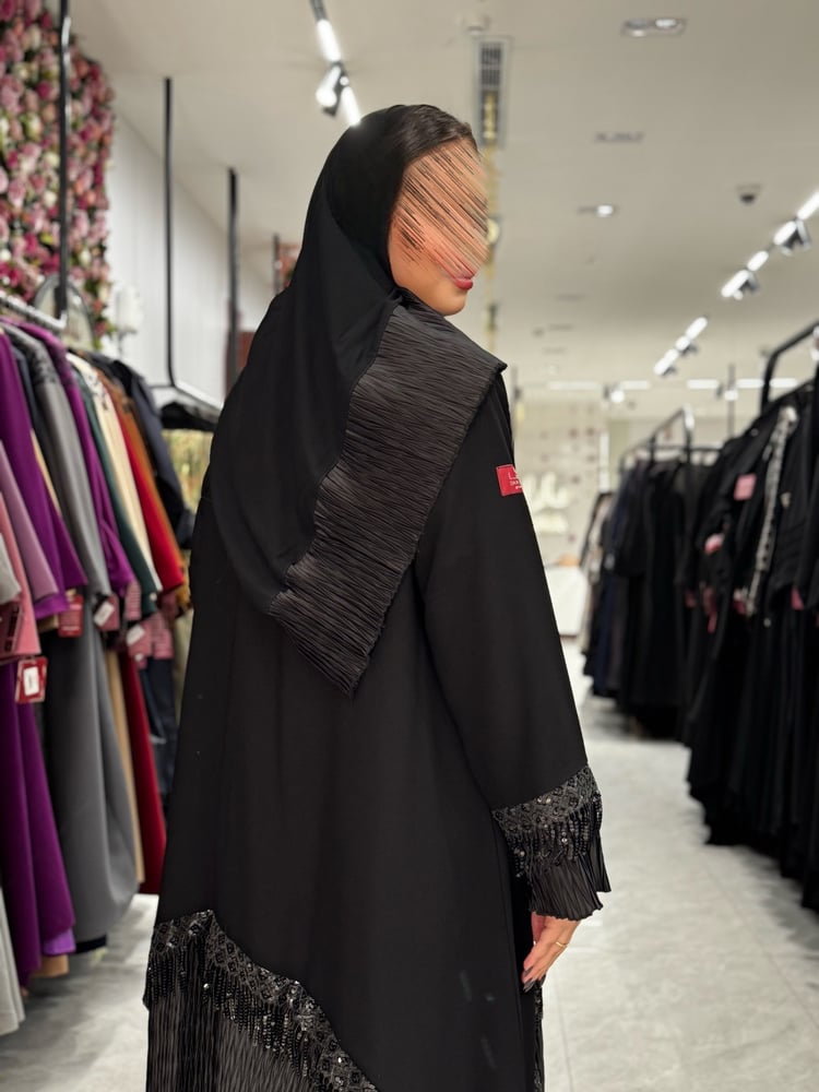 عباية D939 - بقماش كريب ملكي مع جاكار مكسر - اسود