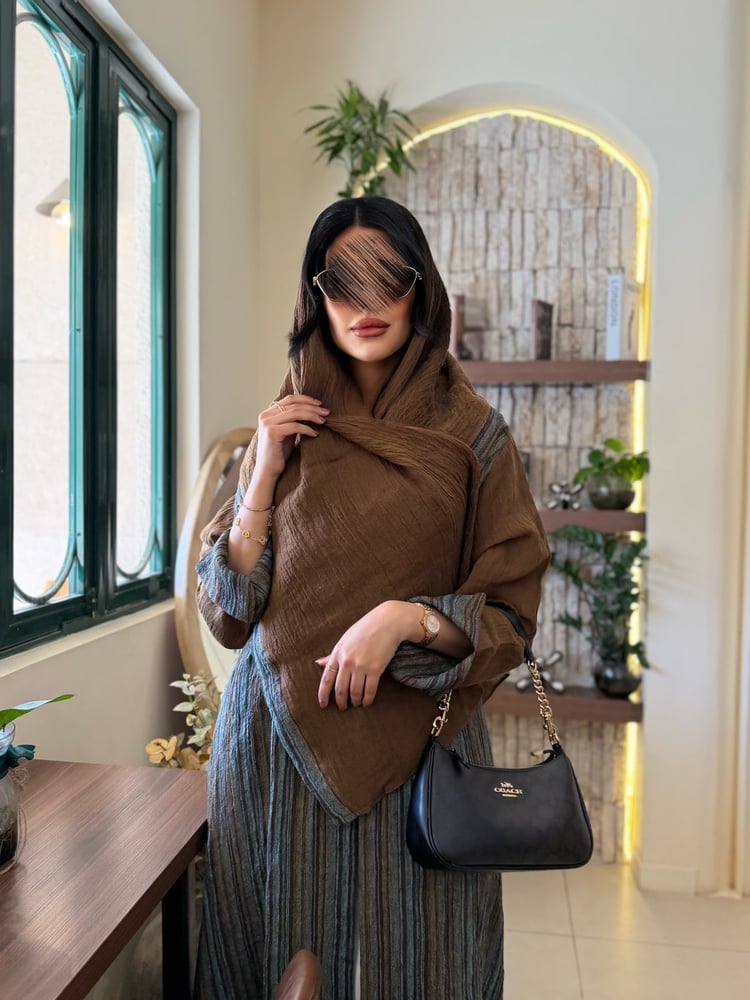 عبايه D5043 - بقماش لنن مكسر قصه ربع كلوش  - رملي