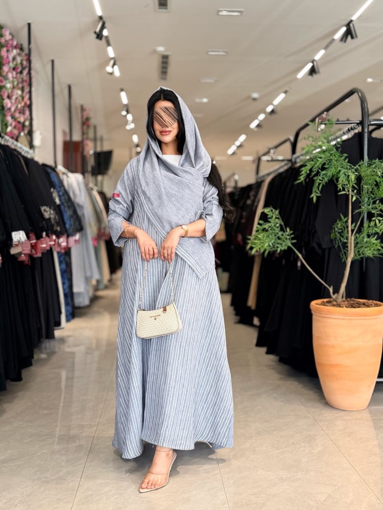 عبايه D5062 -  بقماش لنن  مخطط سماوي