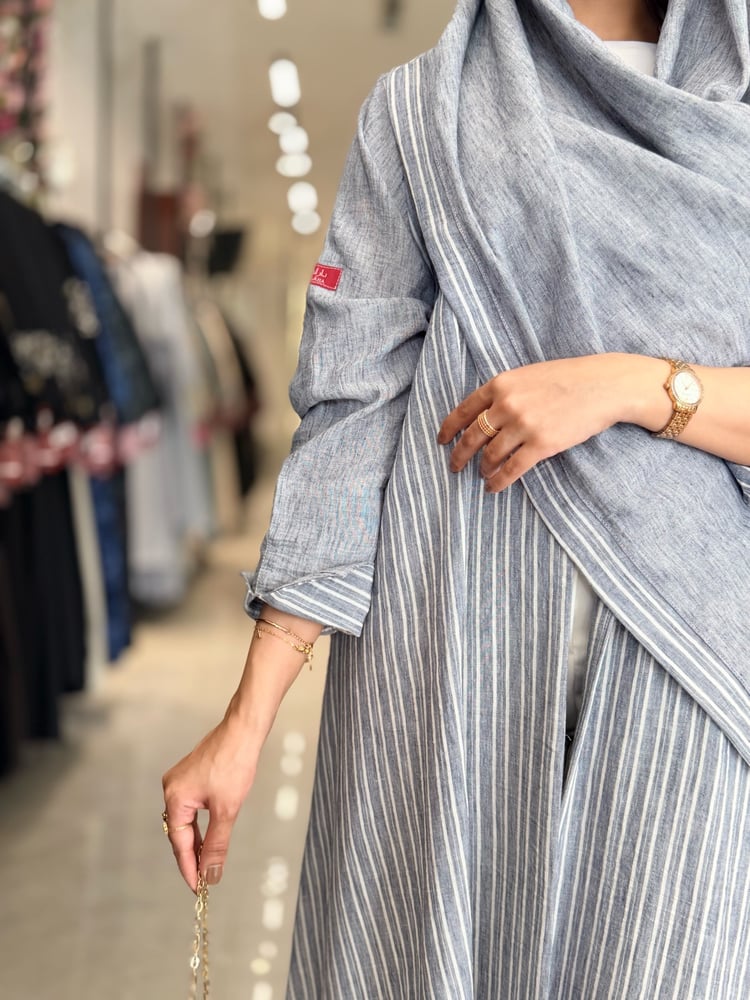 عبايه D5062 -  بقماش لنن  مخطط سماوي