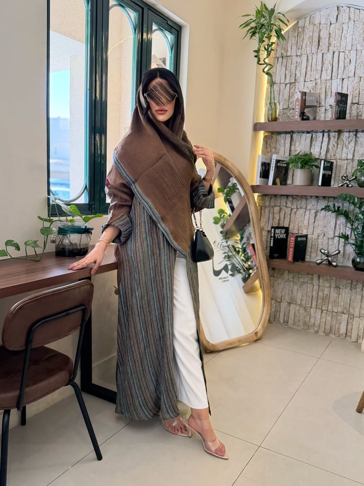 عبايه D5043 - بقماش لنن مكسر قصه ربع كلوش  - رملي